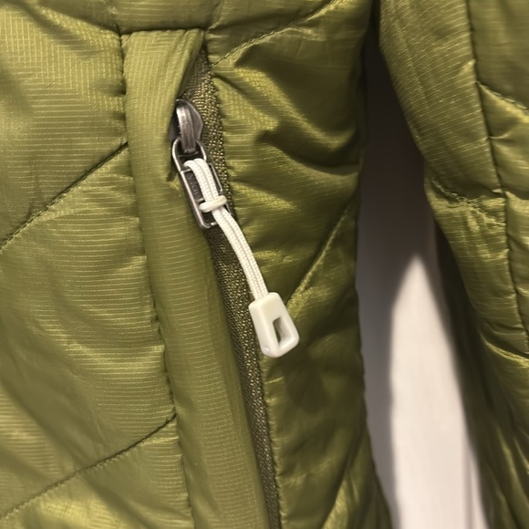 Patagonia Women's Green Puffer Jacket - Picture 4 of 7